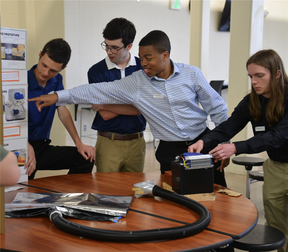  Students explain project